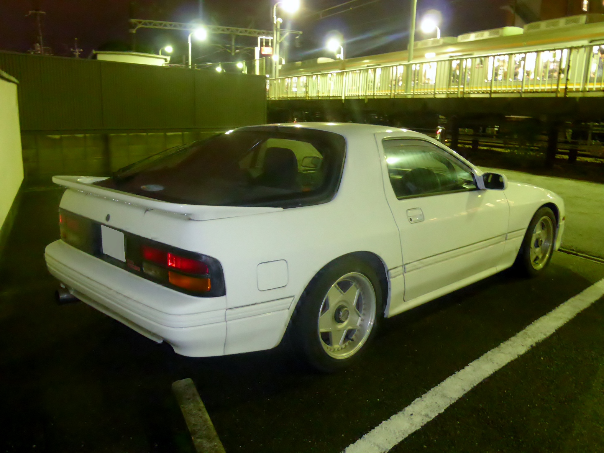 Mazda_RX-7_(FC3S)_at_night_rear