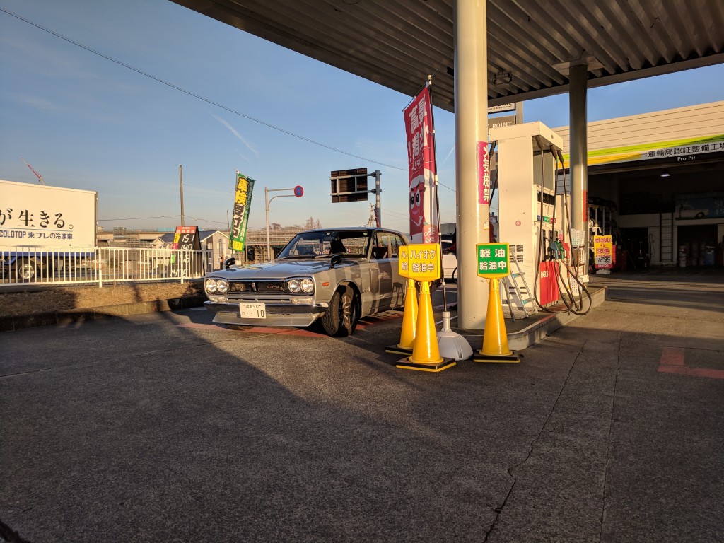 Hakosuka gassing up